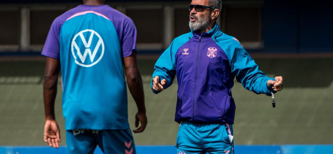 Cervera dirigiendo un entrenamiento (CD Tenerife)