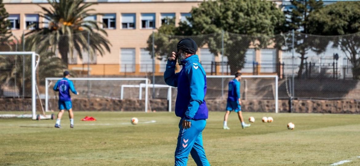 Cervera dirigiendo un entrenamiento (CD Tenerife)