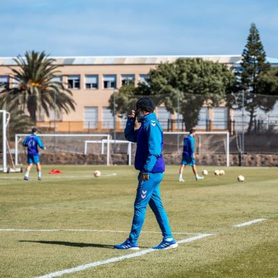 Cervera dirigiendo un entrenamiento (CD Tenerife)