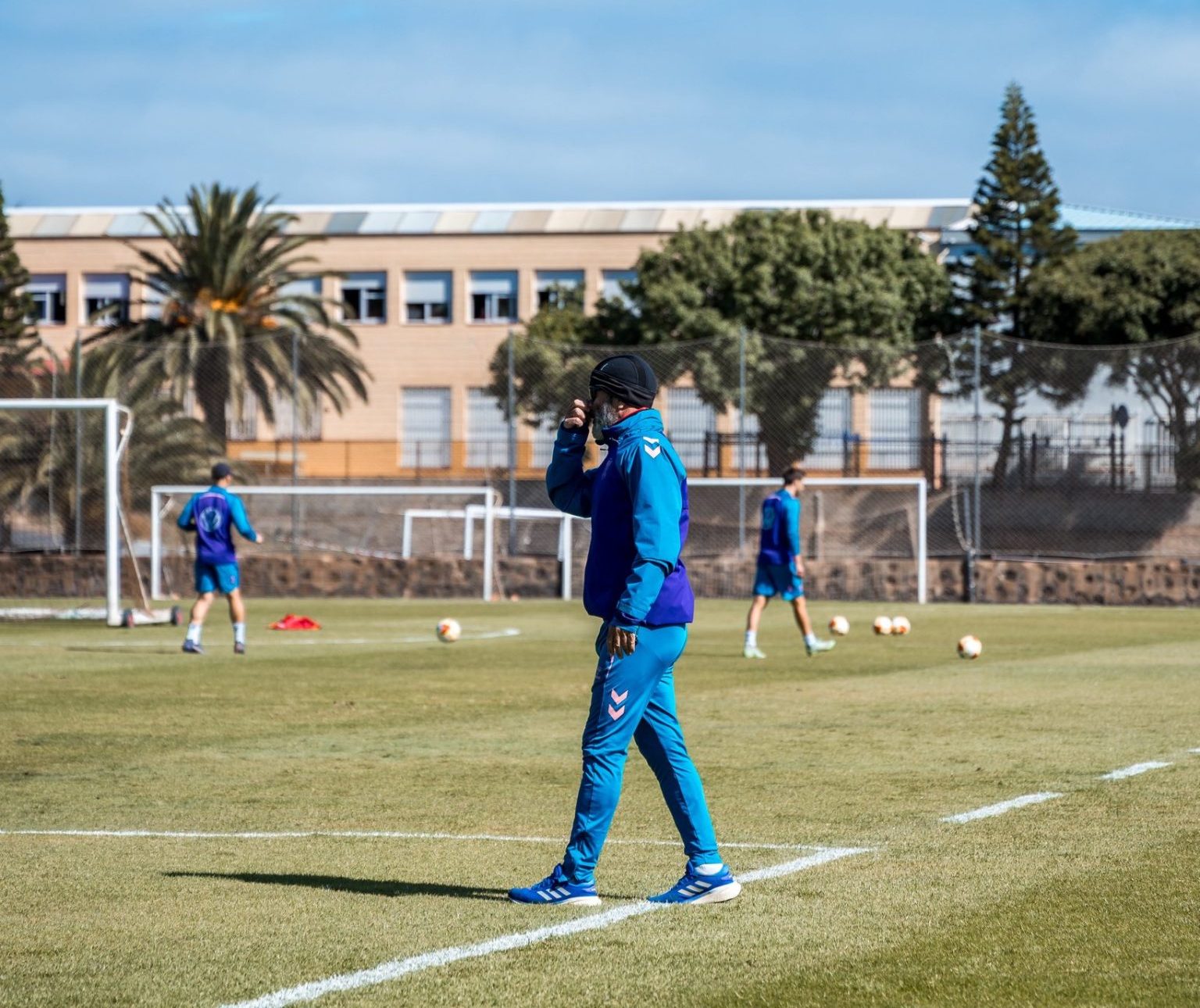 Cervera dirigiendo un entrenamiento (CD Tenerife)