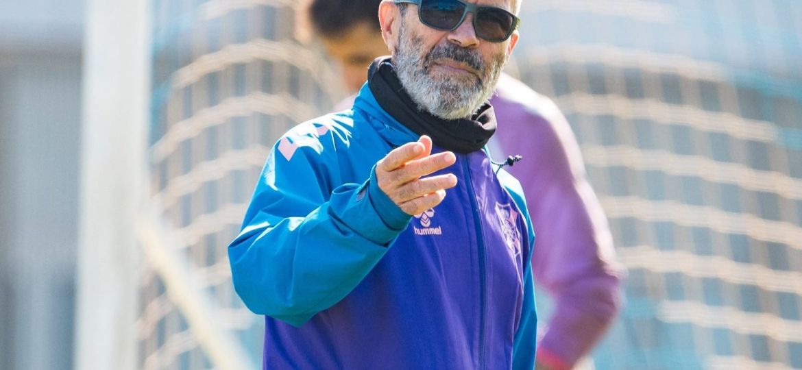 Cervera dirigiendo una sesión (CD Tenerife)