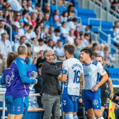 Cervera hablando con Aitor Sanz y Juanjo Sánchez (CD Tenerife)