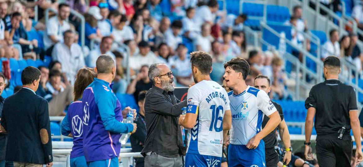 Cervera hablando con Aitor Sanz y Juanjo Sánchez (CD Tenerife)