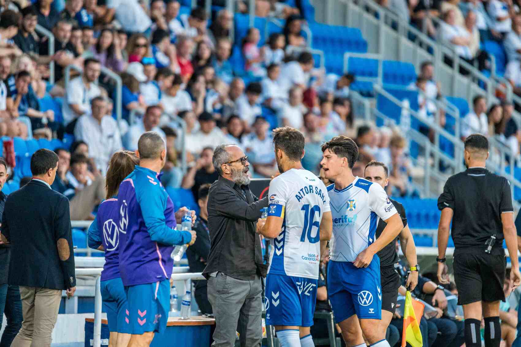 Cervera hablando con Aitor Sanz y Juanjo Sánchez (CD Tenerife)