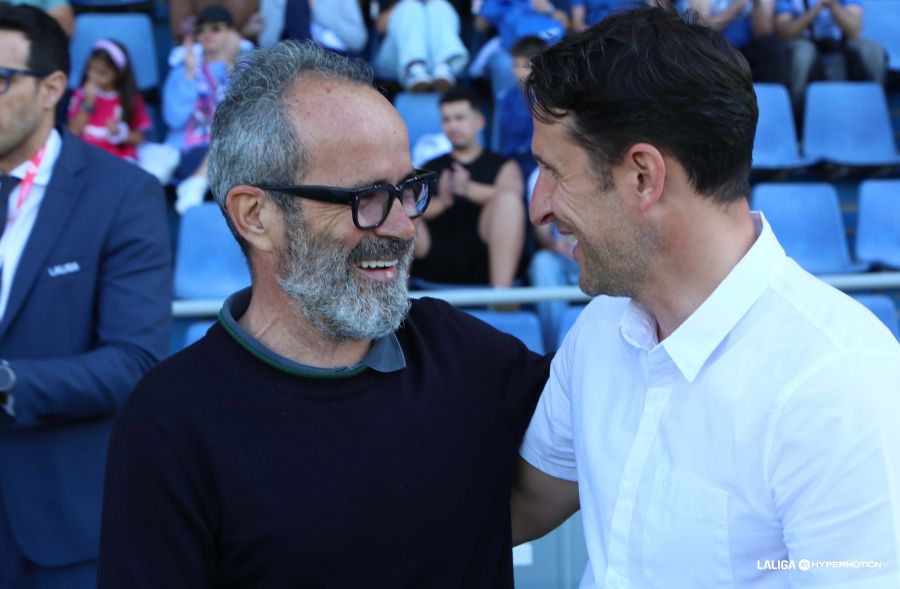 Cervera se saluda con Beñat San José antes del partido (LALIGA).