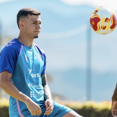 César Álvarez con la mirada puesta en el balón (CD Tenerife)
