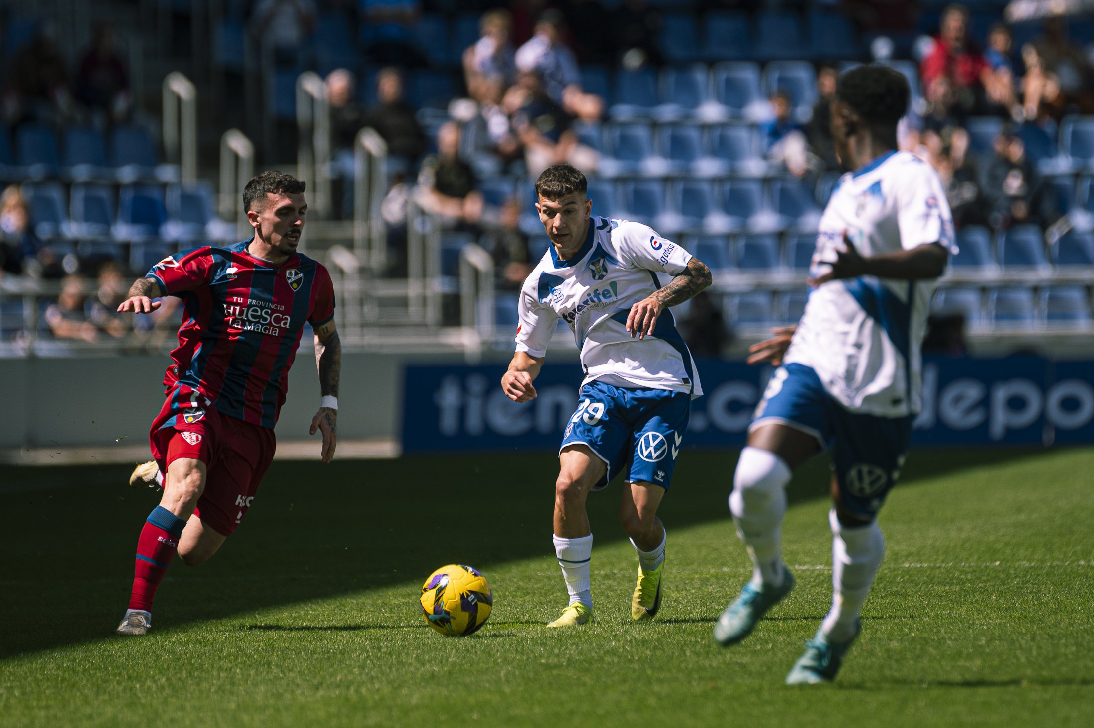 César ante el Huesca (CD Tenerife / San Acosta)