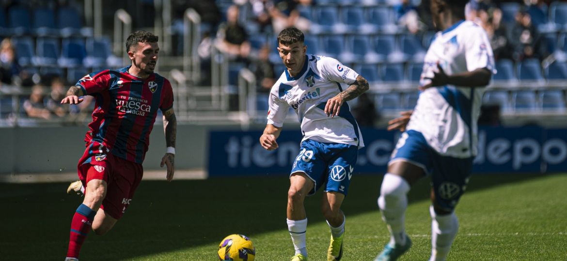 César ante el Huesca (CD Tenerife / San Acosta)