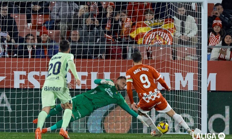 Cillessen parando el penalti a Abel Ruiz en Girona (La Liga)