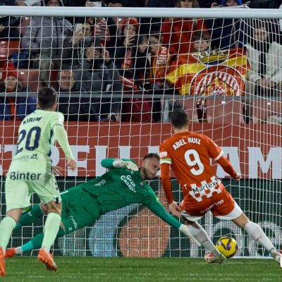 Cillessen parando el penalti a Abel Ruiz en Girona (La Liga)