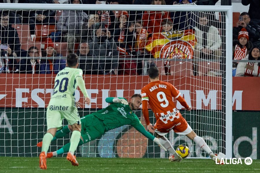 Cillessen parando el penalti a Abel Ruiz en Girona (La Liga)