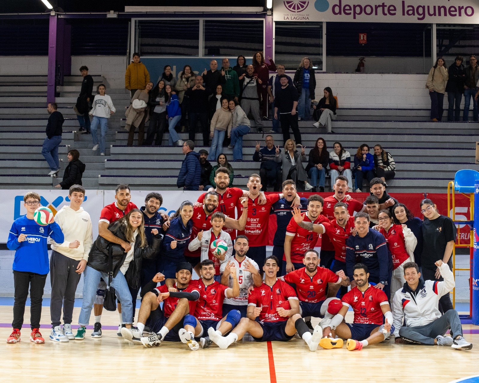 Jugadores del Cisneros celebran la victoria. (CISNEROS ALTER)