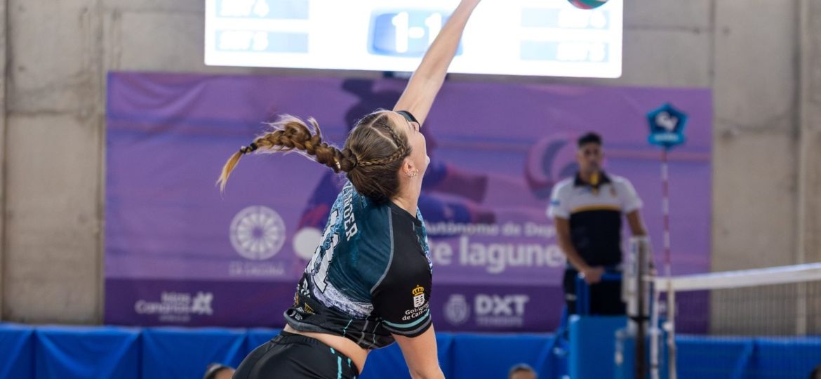 Emily Zinger rematando un balón (CV HARIS)