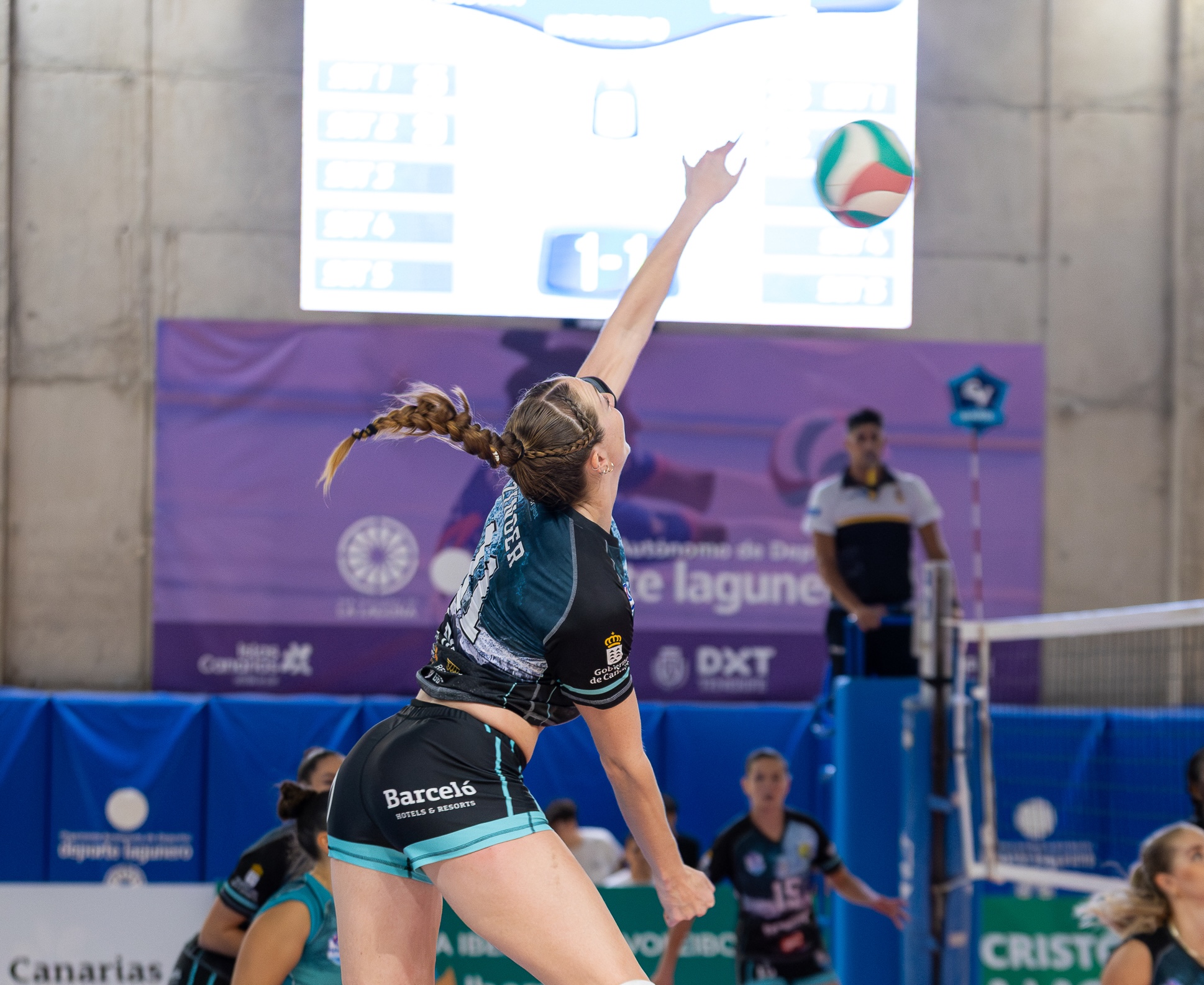 Emily Zinger rematando un balón (CV HARIS)