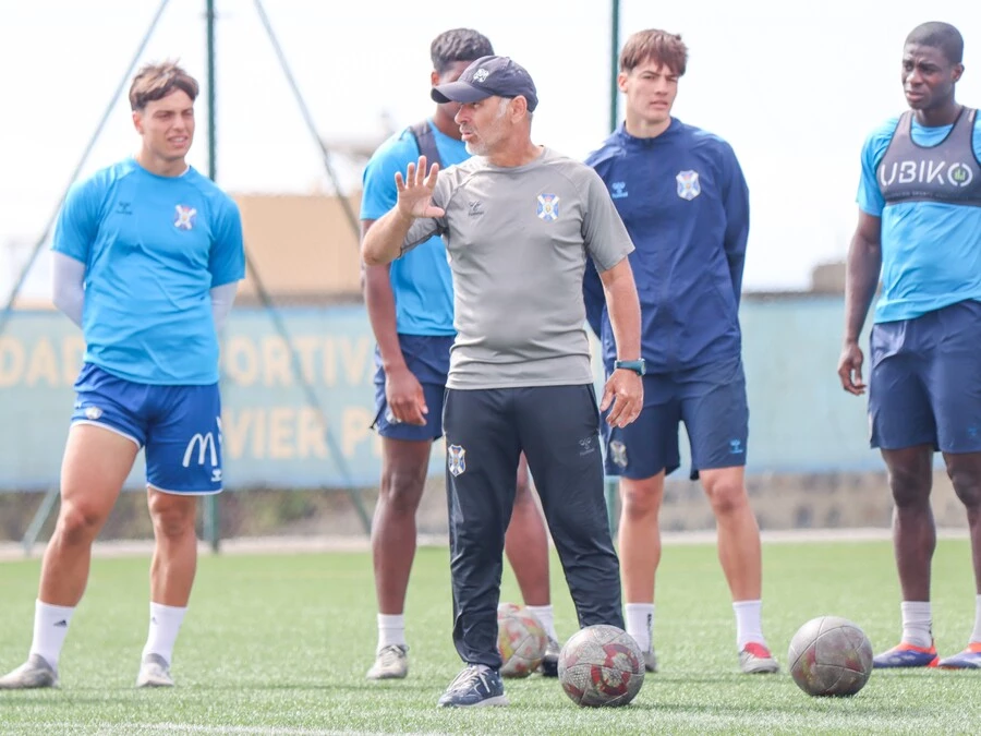 Cristo Marrero dando instrucciones a su equipo (CD TENERIFE).