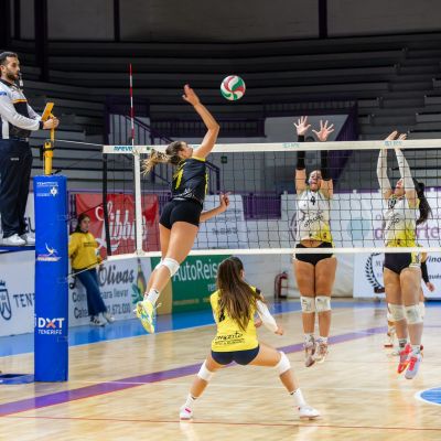 Daniela Palacín al remate en el Ríos Tejera (CEDIDA)
