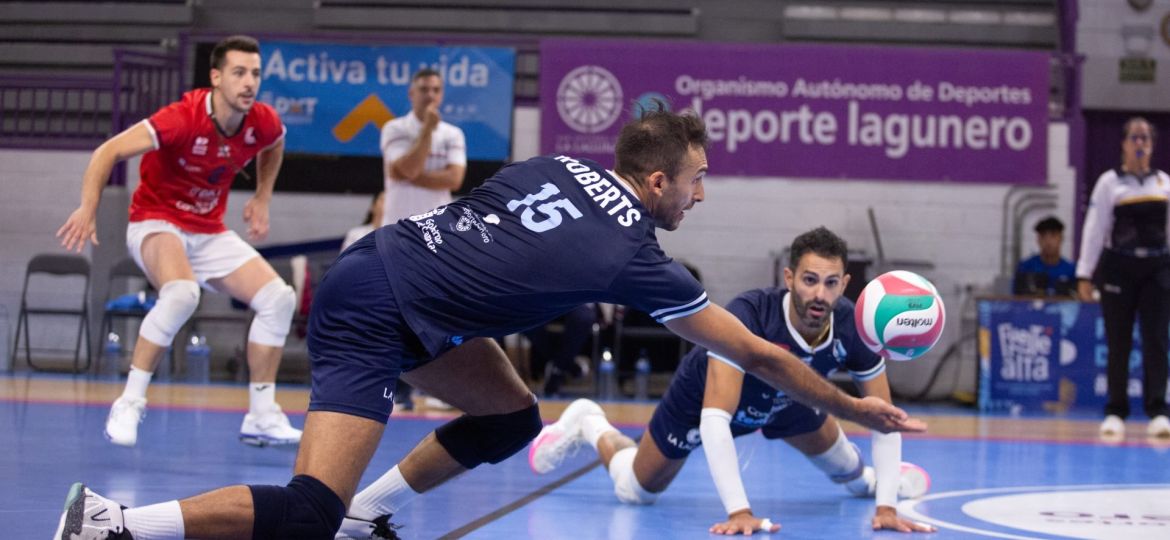 Nacho Roberts salvando un balón (CEDIDA)