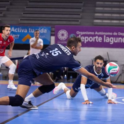 Nacho Roberts salvando un balón (CEDIDA)