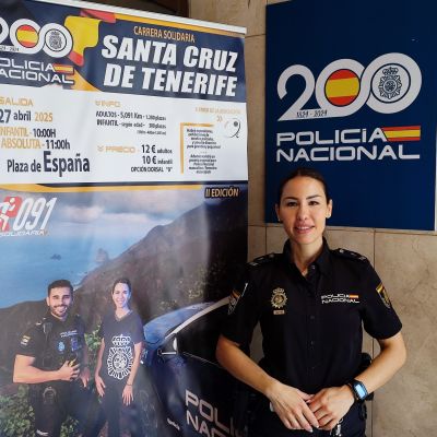Nadia Abselam junto con el cartel de la Ruta 091 (Deporpress)