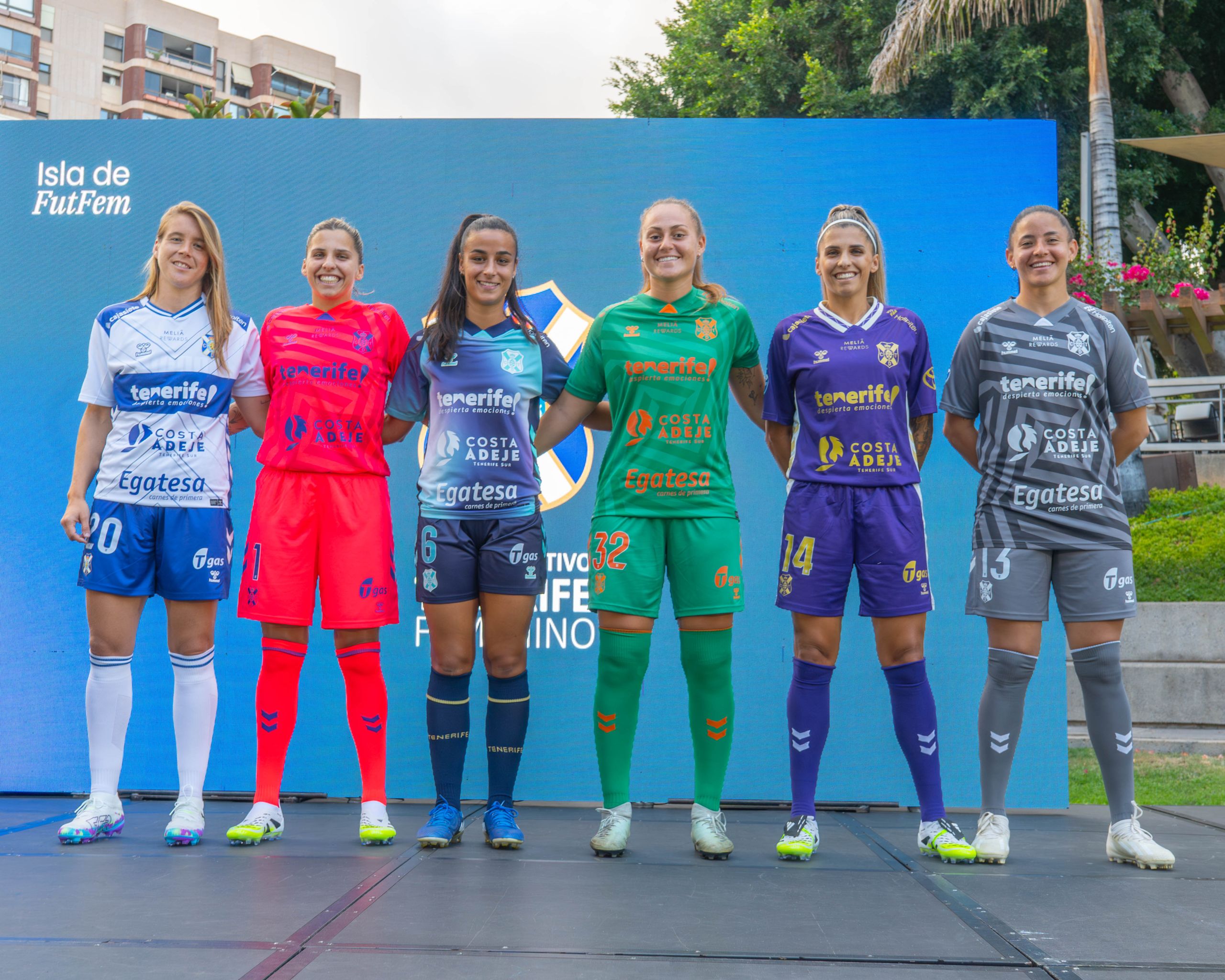 Nuevas equipaciones del Tenerife Femenino (FOTO: CDT FEMENINO).