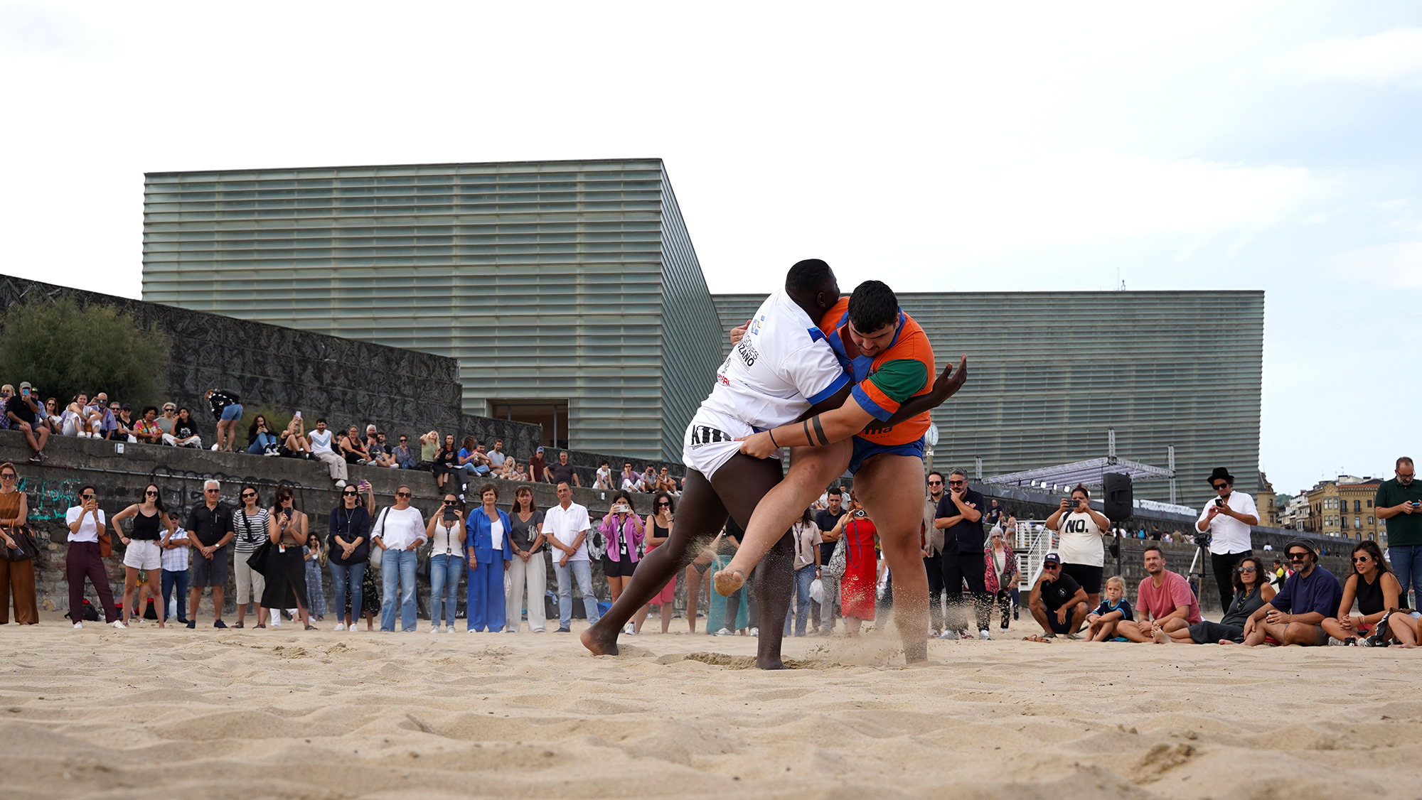Exhibición de lucha canaria en San Sebastián (CEDIDA).