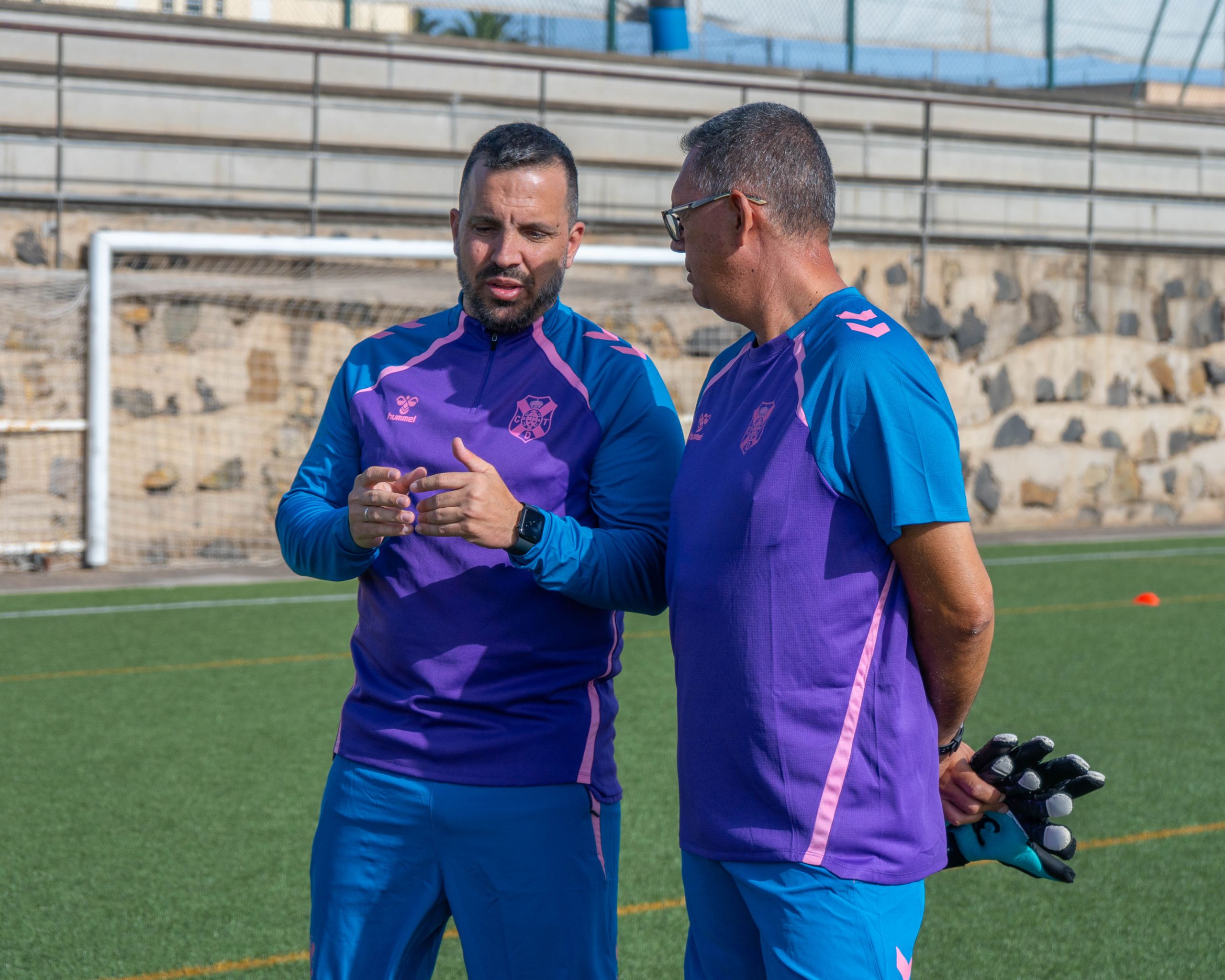 Adrián Albéniz. (CD TENERIFE FEMENINO)