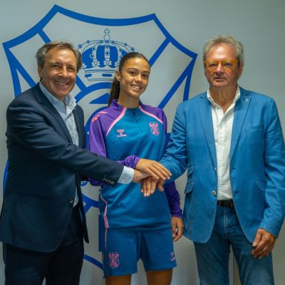 Carolina Ferrera junto a Felipe Miñambres y Sergio Batista (CEDIDA)