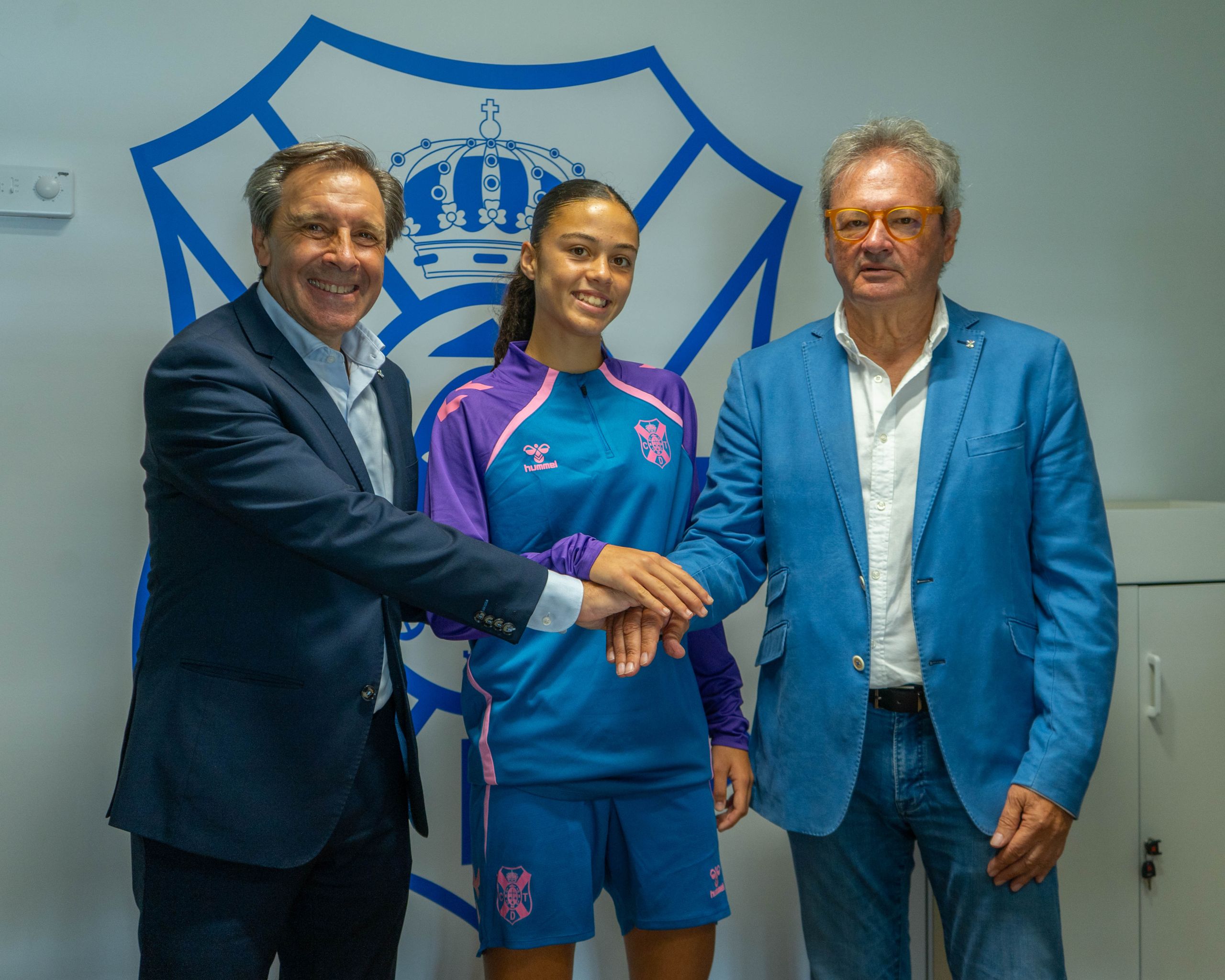 Carolina Ferrera junto a Felipe Miñambres y Sergio Batista (CEDIDA)