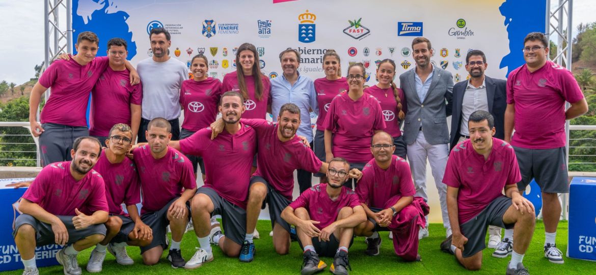 Visita del Tenerife femenino a Expodeca 2025. (CD TENERIFE)
