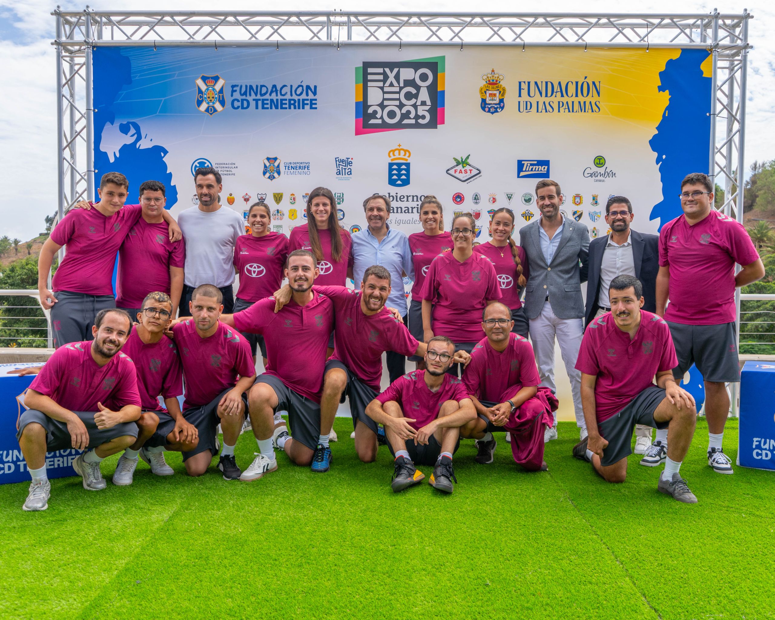 Visita del Tenerife femenino a Expodeca 2025. (CD TENERIFE)