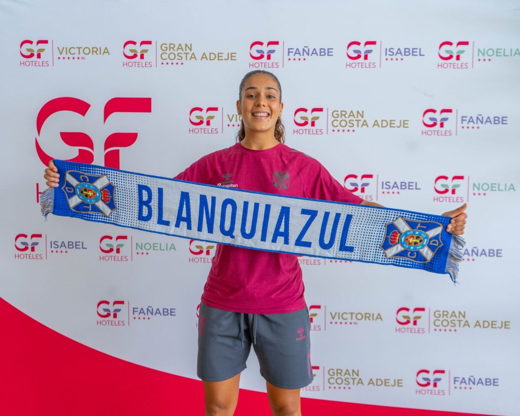 Ari Arias posando con la bufanda blanquiazul (CEDIDA)