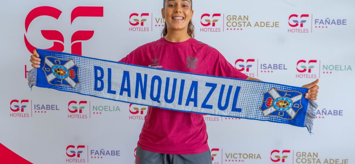 Ari Arias posando con la bufanda blanquiazul (CEDIDA)