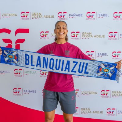 Ari Arias posando con la bufanda blanquiazul (CEDIDA)