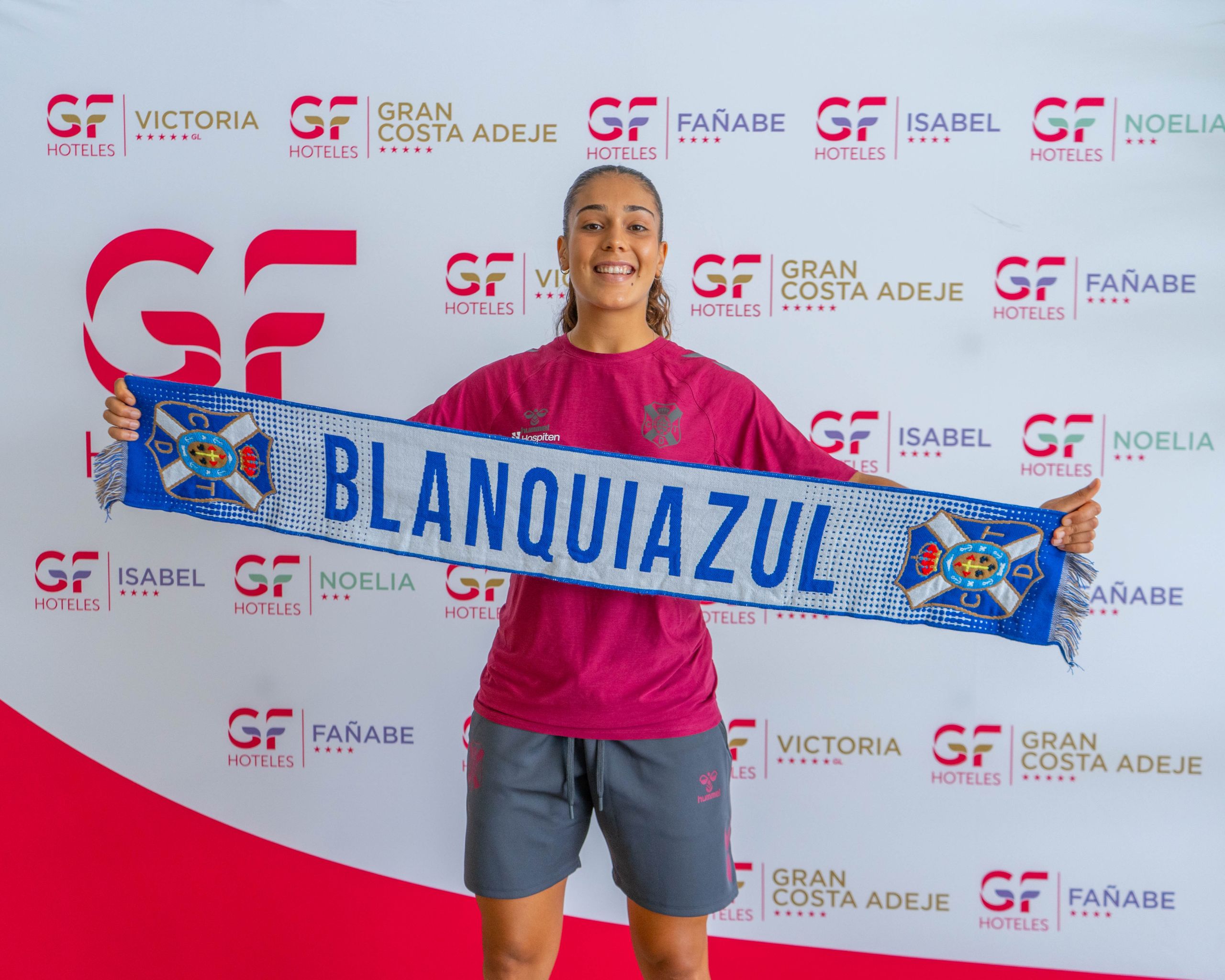 Ari Arias posando con la bufanda blanquiazul (CEDIDA)