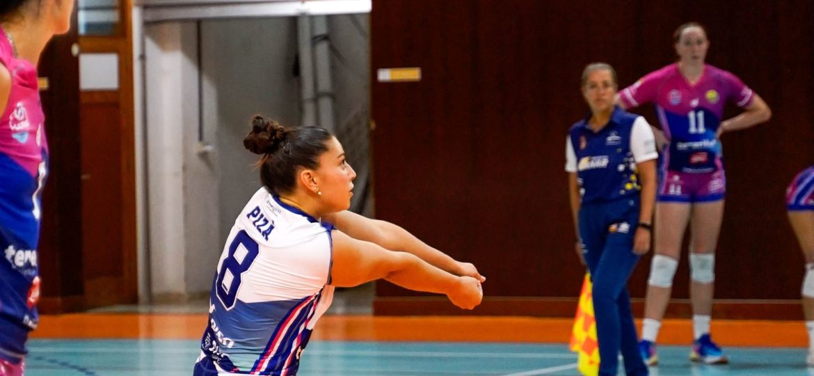Marga Pizà recibiendo un balón (CV Haris)