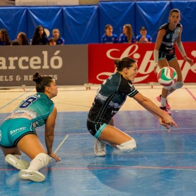 Antonela Fortuna recibiendo un balón (CV HARIS)