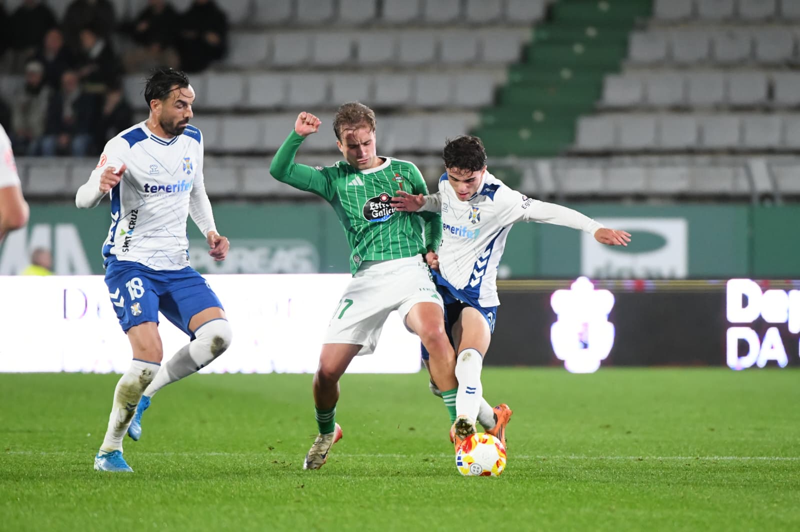 Dani Fernández, en una acción del partido (CD TENERIFE).