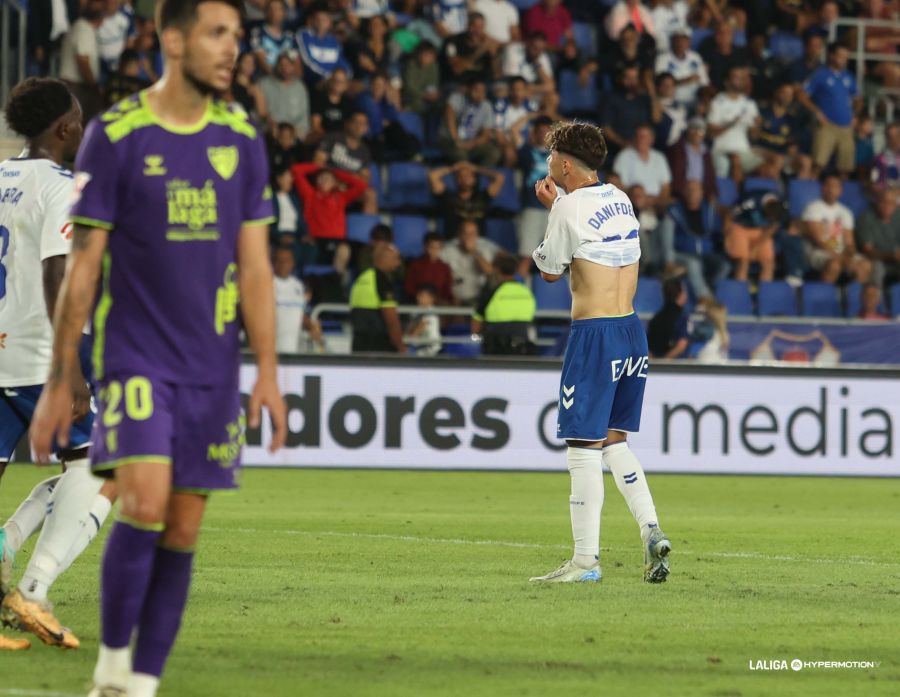 Dani Fernández se lamenta en una acción del partido (LALIGA).
