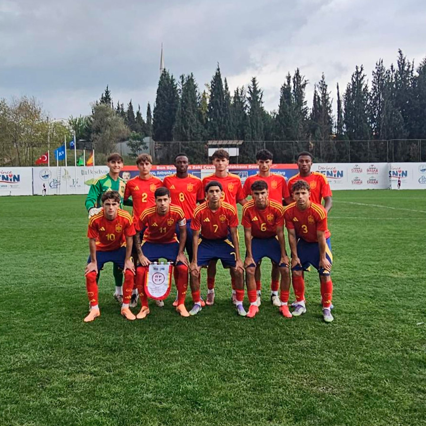 Dani Fernández (10), en el once de España (@SEFutbol)