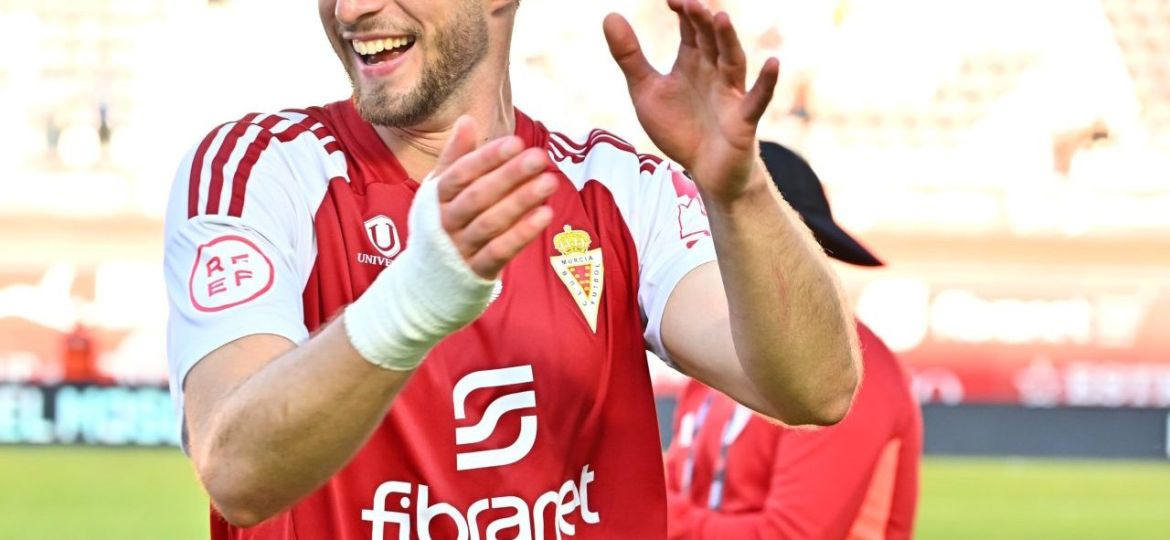 David Flakus con la camiseta grana (@realmurciacfsad)