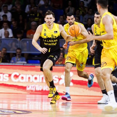 David Krämer saliendo al contraataque (@CB1939Canarias)