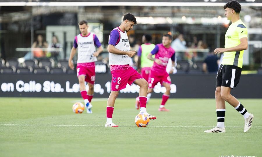 David Rodríguez durante el calentamiento en Cartagonova (La Liga)