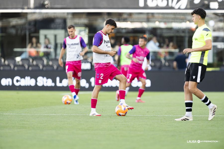 David Rodríguez durante el calentamiento en Cartagonova (La Liga)