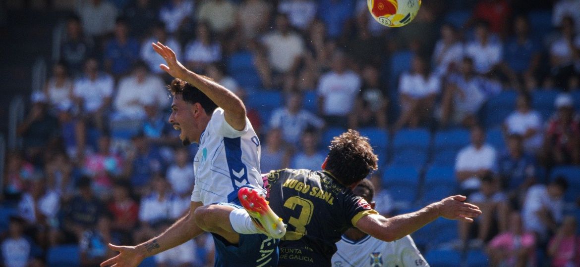 David Rodríguez en una acción defensiva (OURENSE CF)