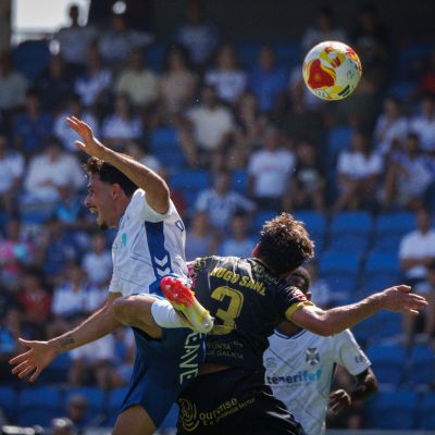 David Rodríguez en una acción defensiva (OURENSE CF)