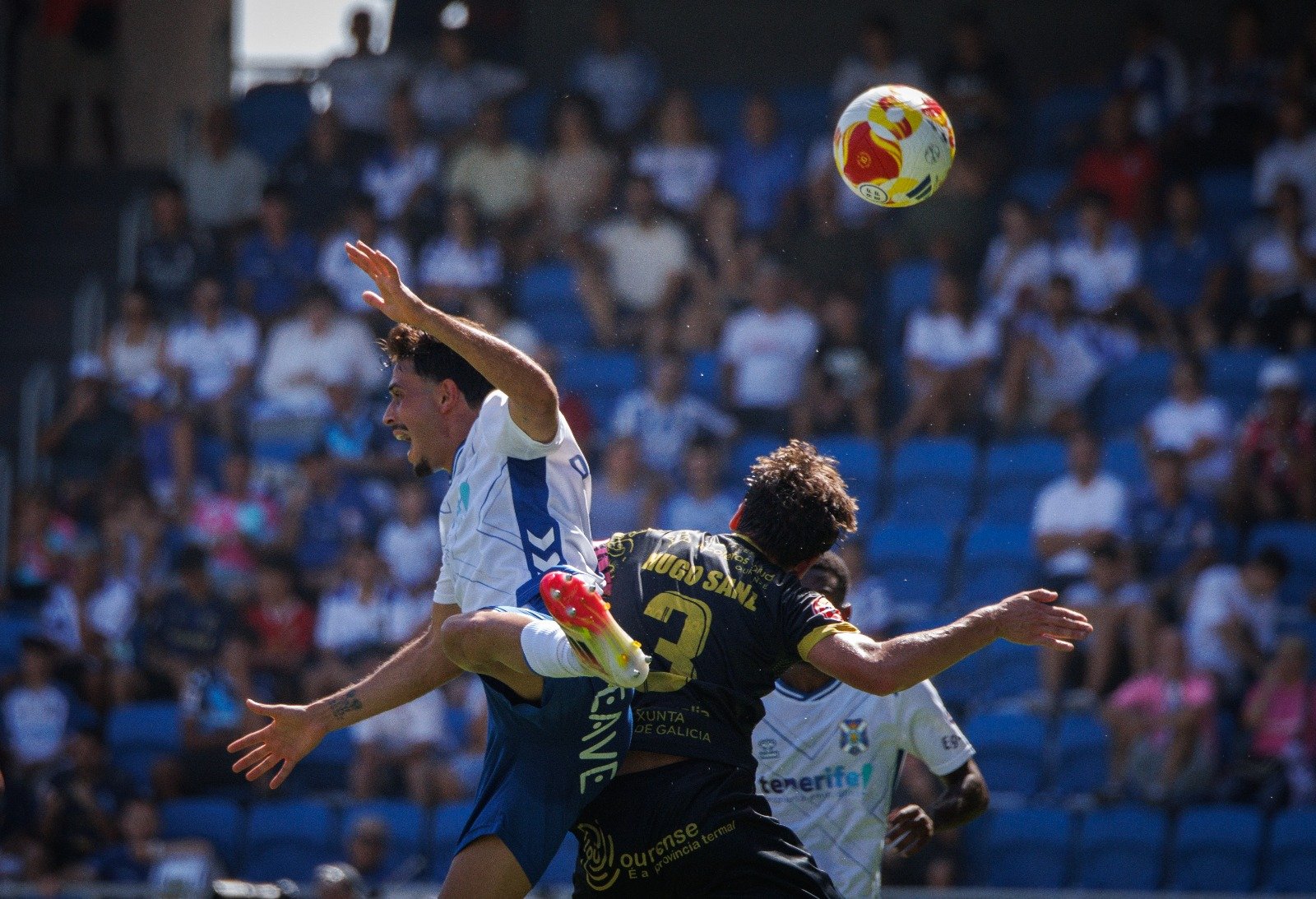 David Rodríguez en una acción defensiva (OURENSE CF)