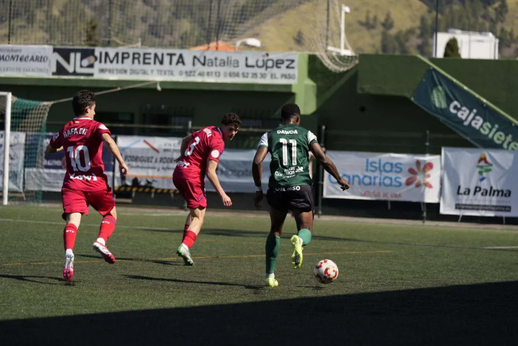 Dawda ante el filial azulón (CD Atlético Paso)