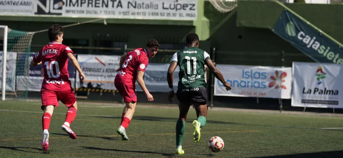 Dawda ante el filial azulón (CD Atlético Paso)