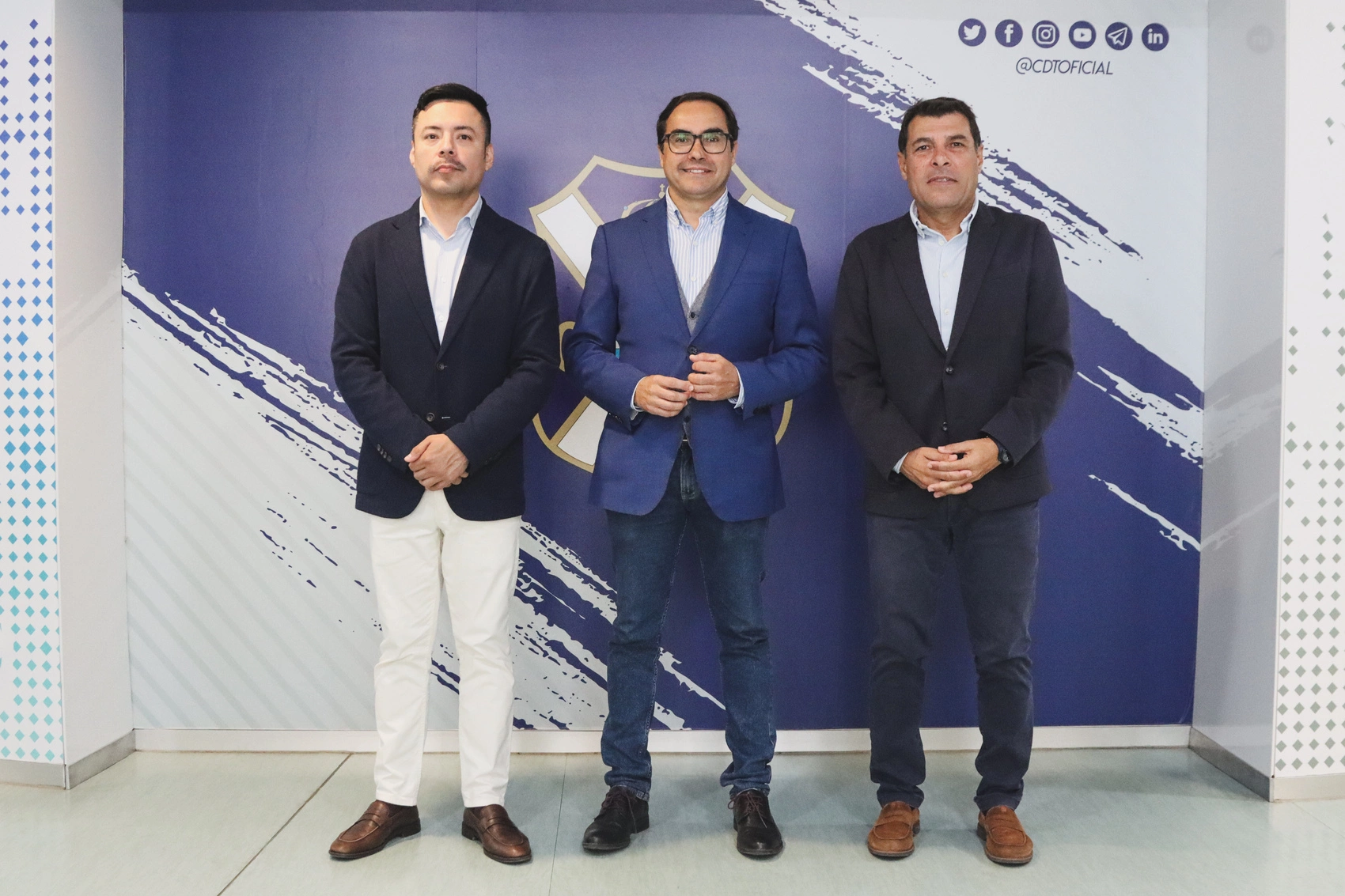 De izquierda a derecha Giover Alegre, secretario de la FIFT José Daniel Díaz, presidente del CD Tenerife y Alejandro Morales Mansito, presidente de la FIFT (CD Tenerife)