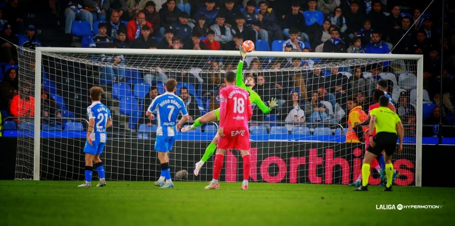 De la Fuente Ramos observa una jugada en el Deportivo- Tenerife (LA LIGA)|De la Fuente Ramos observa una jugada en el Deportivo- Tenerife (LA LIGA)